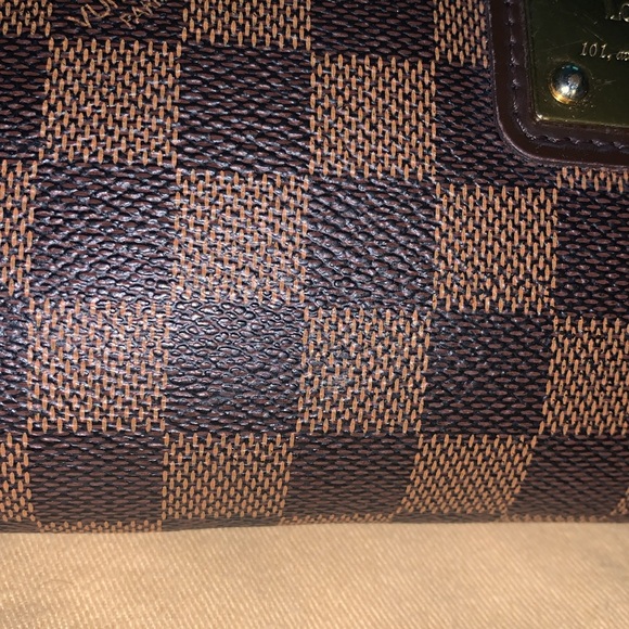 LOUIS VUITTON
Damier Ebene Eva Clutch - Picture 9 of 16
